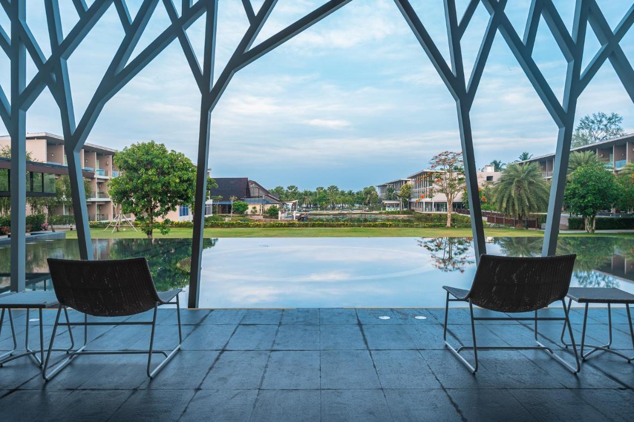 The Sands Khao Lak By Katathani - Sha Extra Plus Bagian luar foto View of the lake at the center of the campus