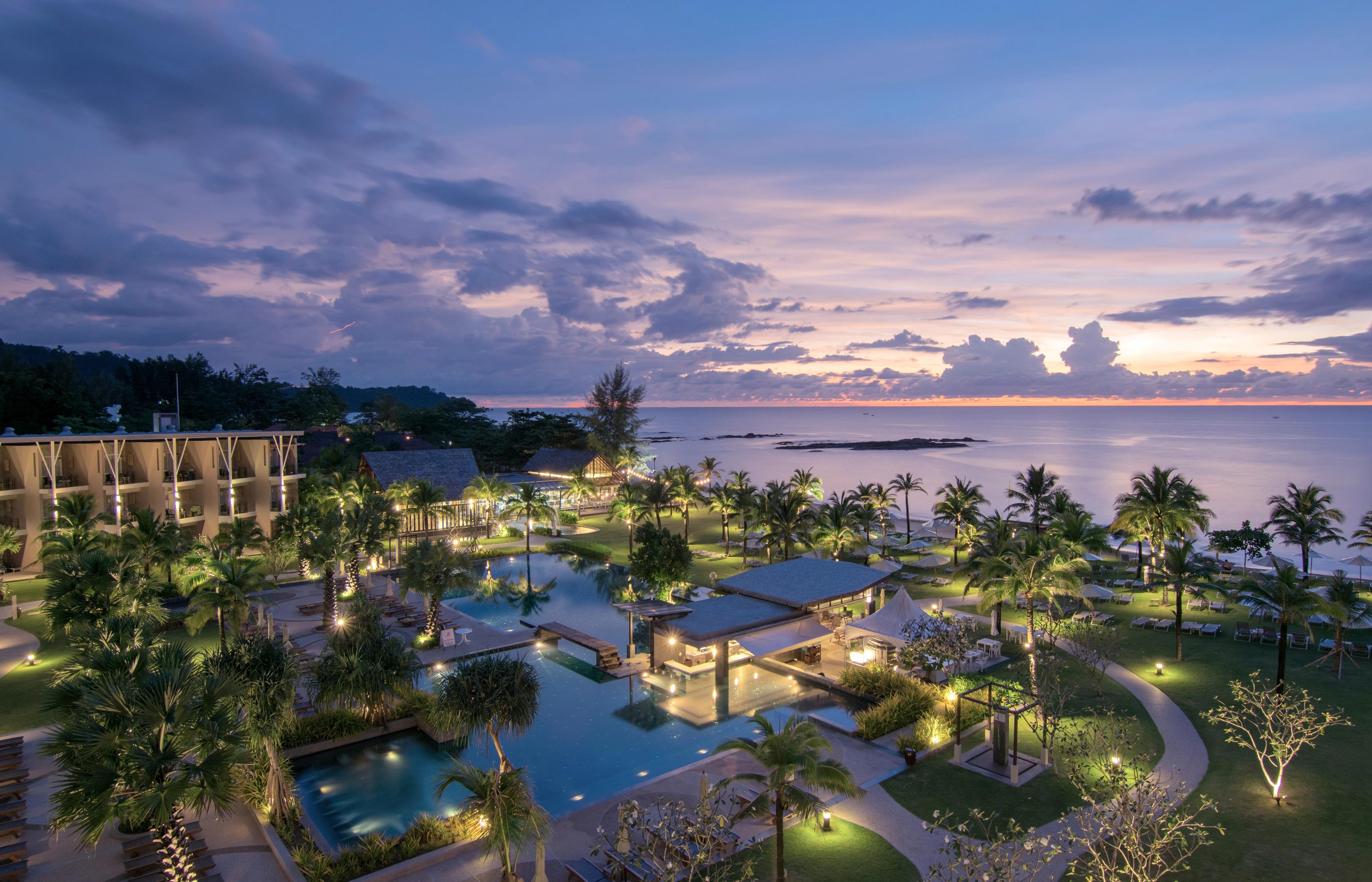 The Sands Khao Lak By Katathani - Sha Extra Plus Bagian luar foto The resort at sunset