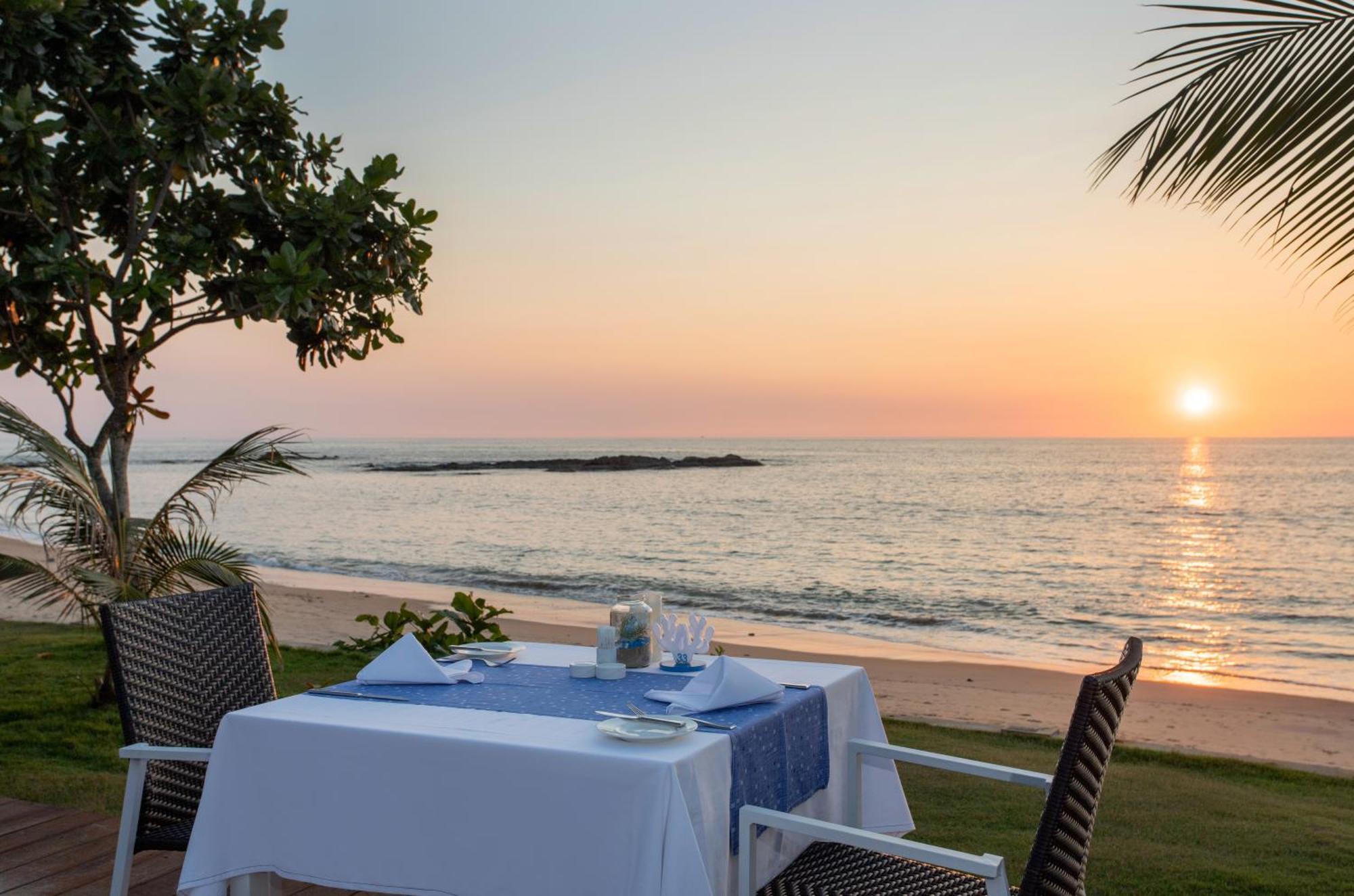 The Sands Khao Lak By Katathani - Sha Extra Plus Bagian luar foto Sunset at the beach